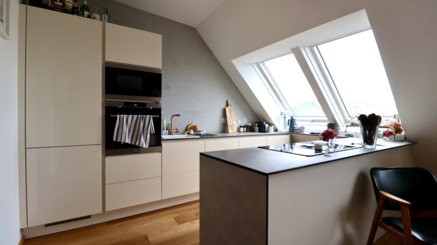 Dachgeschoss-Maisonette mit Sonnenterrasse & Grünblick | 108 m² Wohnkomfort über den Dächern Wiens - Wohnküche (676997)