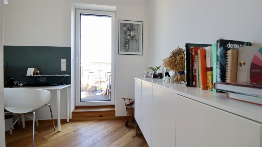 Penthouse-Feeling im Altbau – 108 m² Moderne Maisonette mit 12 m² Terrasse und Grünblick - Arbeitsbereich_Obere Wohnebene (677830)