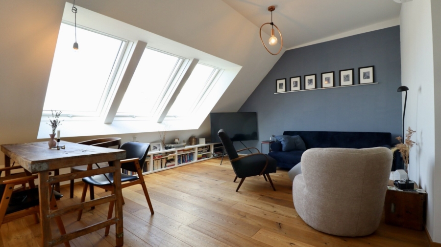 Penthouse-Feeling im Altbau – 108 m² Moderne Maisonette mit 12 m² Terrasse und Grünblick - Wohn_Essbereich (677827)