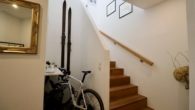 Stiegenaufgang_Obere Wohnebene - Dachgeschoss-Maisonette mit Sonnenterrasse & Grünblick | 108 m² Wohnkomfort über den Dächern Wiens