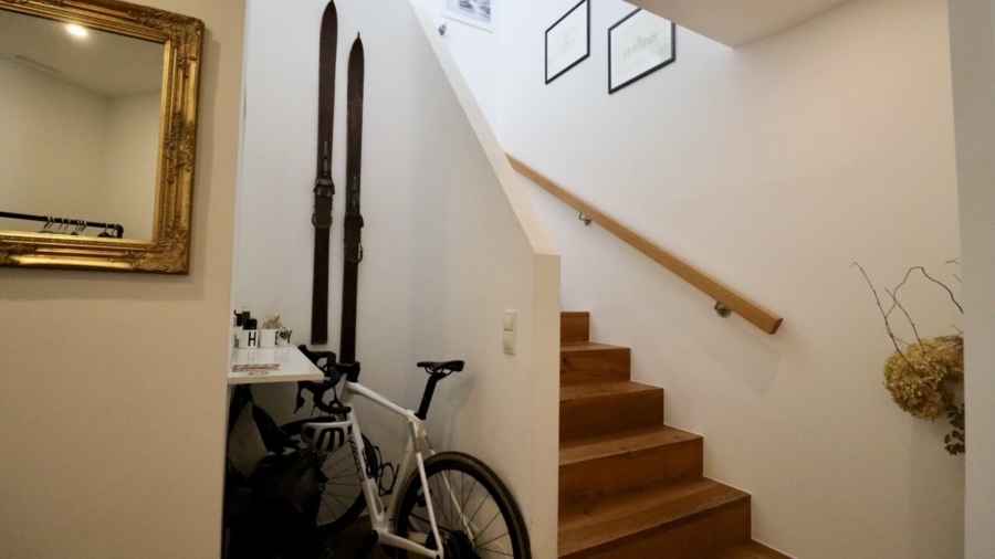 Dachgeschoss-Maisonette mit Sonnenterrasse & Grünblick | 108 m² Wohnkomfort über den Dächern Wiens - Stiegenaufgang_Obere Wohnebene (677001)