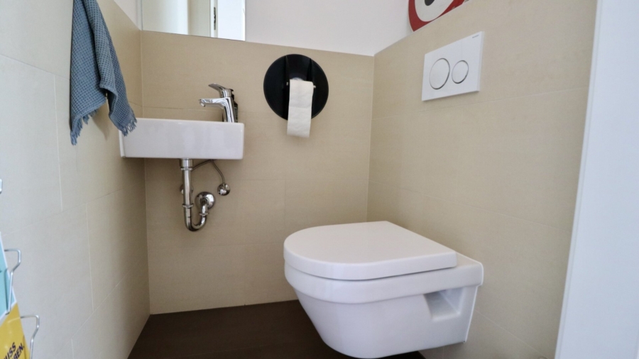 Penthouse-Feeling im Altbau – 108 m² Moderne Maisonette mit 12 m² Terrasse und Grünblick - WC_Untere Wohnebene (677836)
