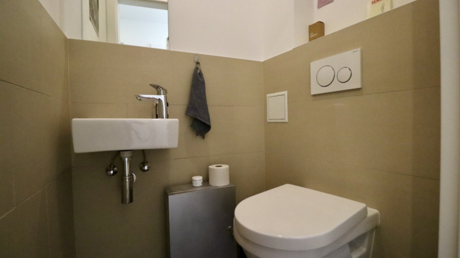 Penthouse-Feeling im Altbau – 108 m² Moderne Maisonette mit 12 m² Terrasse und Grünblick - Gäste WC_Obere Wohnebene (677837)