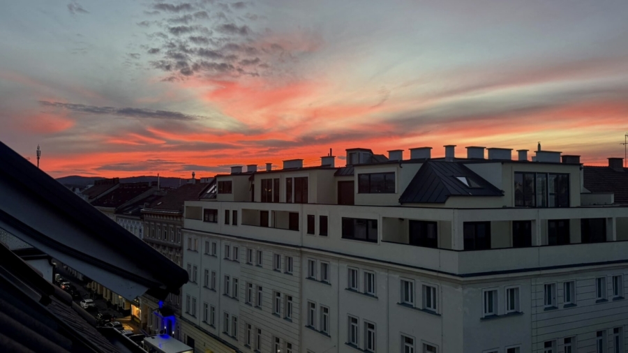 Penthouse-Feeling im Altbau – 108 m² Moderne Maisonette mit 12 m² Terrasse und Grünblick - Stadtblick_Abendstimmung (677880)