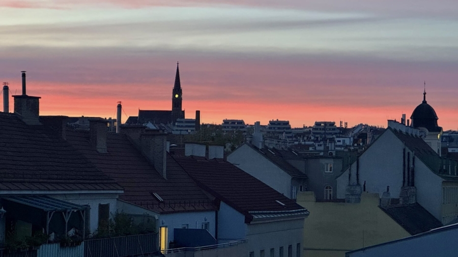 Penthouse-Feeling im Altbau – 108 m² Moderne Maisonette mit 12 m² Terrasse und Grünblick - Stadtblick_Abendstimmung (677879)