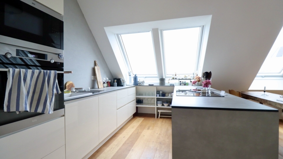 Dachgeschoss-Maisonette mit Sonnenterrasse & Grünblick | 108 m² Wohnkomfort über den Dächern Wiens - Wohnküche (676996)