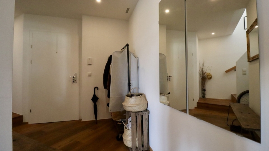 Penthouse-Feeling im Altbau – 108 m² Moderne Maisonette mit 12 m² Terrasse und Grünblick - Entrée (677839)